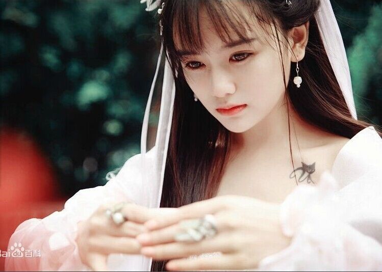 网红和明星古装大比拼,南笙惊艳,冯提莫凑合能看,而她被碾压