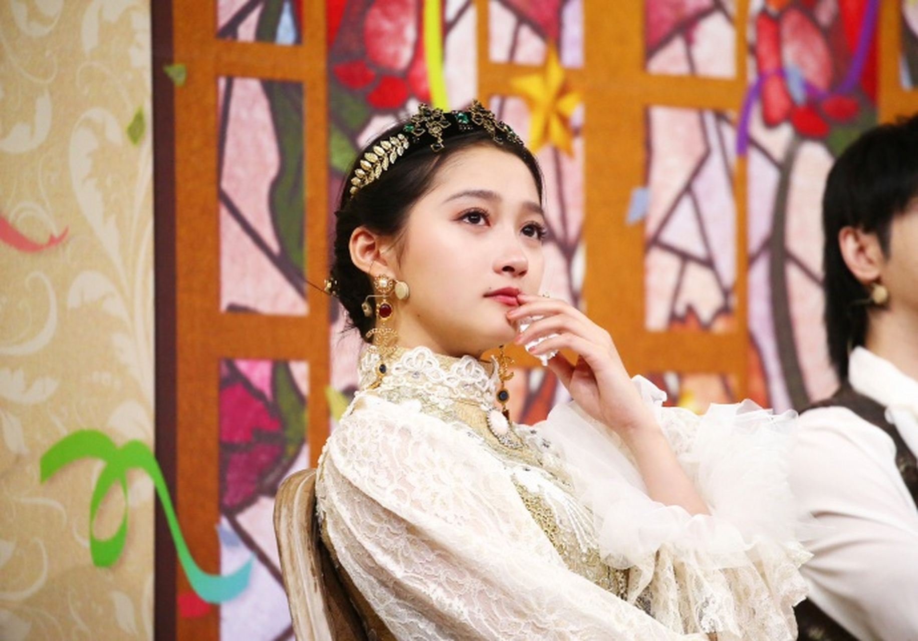 关晓彤王牌造型好惊艳,精致的宫廷服刺绣小礼服搭配优雅的盘发典雅