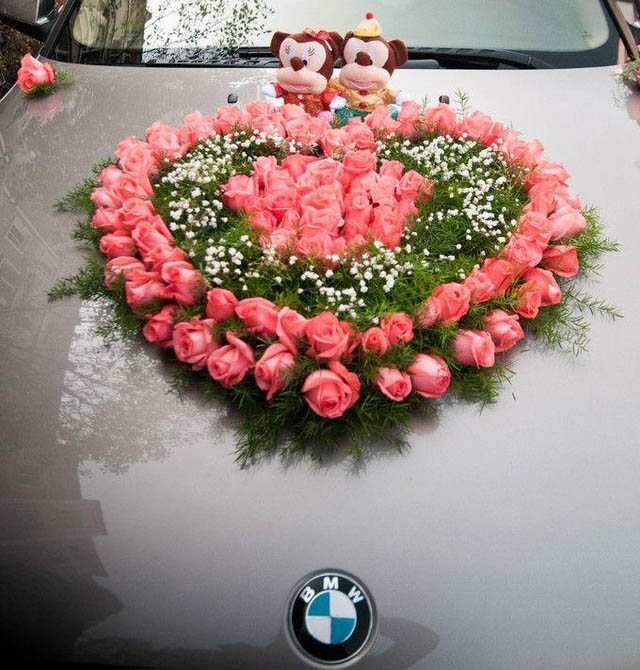 婚车装饰要当天布置,包括主车车头,车把手,后视镜,副车装饰等,有的还