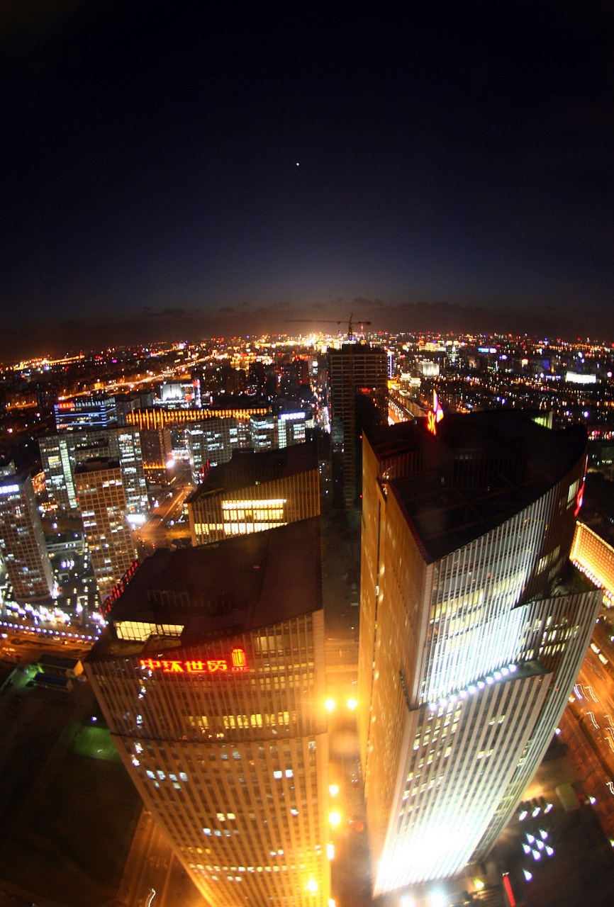 如果你想在鄂尔多斯欣赏美丽的夜景,可以选择康巴什文化广场,东胜区