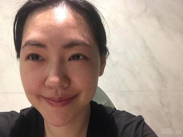 小s连晒素颜自拍,其中一张坐在马桶上,又喝大了?