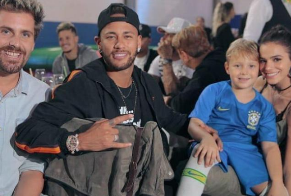 内马尔为卢卡办生日派对,内马尔前妻现任女友双双来到现场!