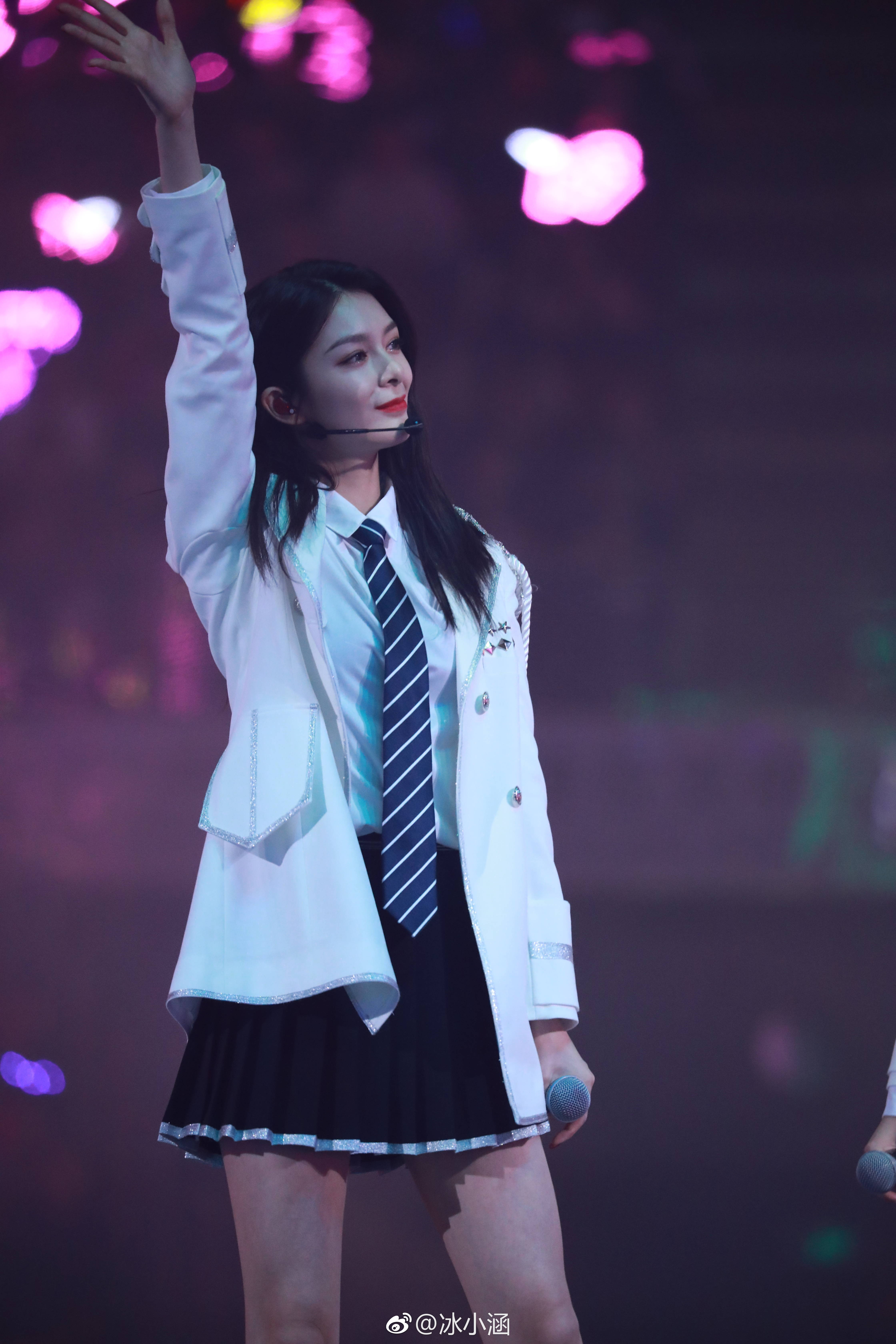 傅菁亮相火箭少女101北京演唱会,穿白西服搭配黑短裙皮肤白皙