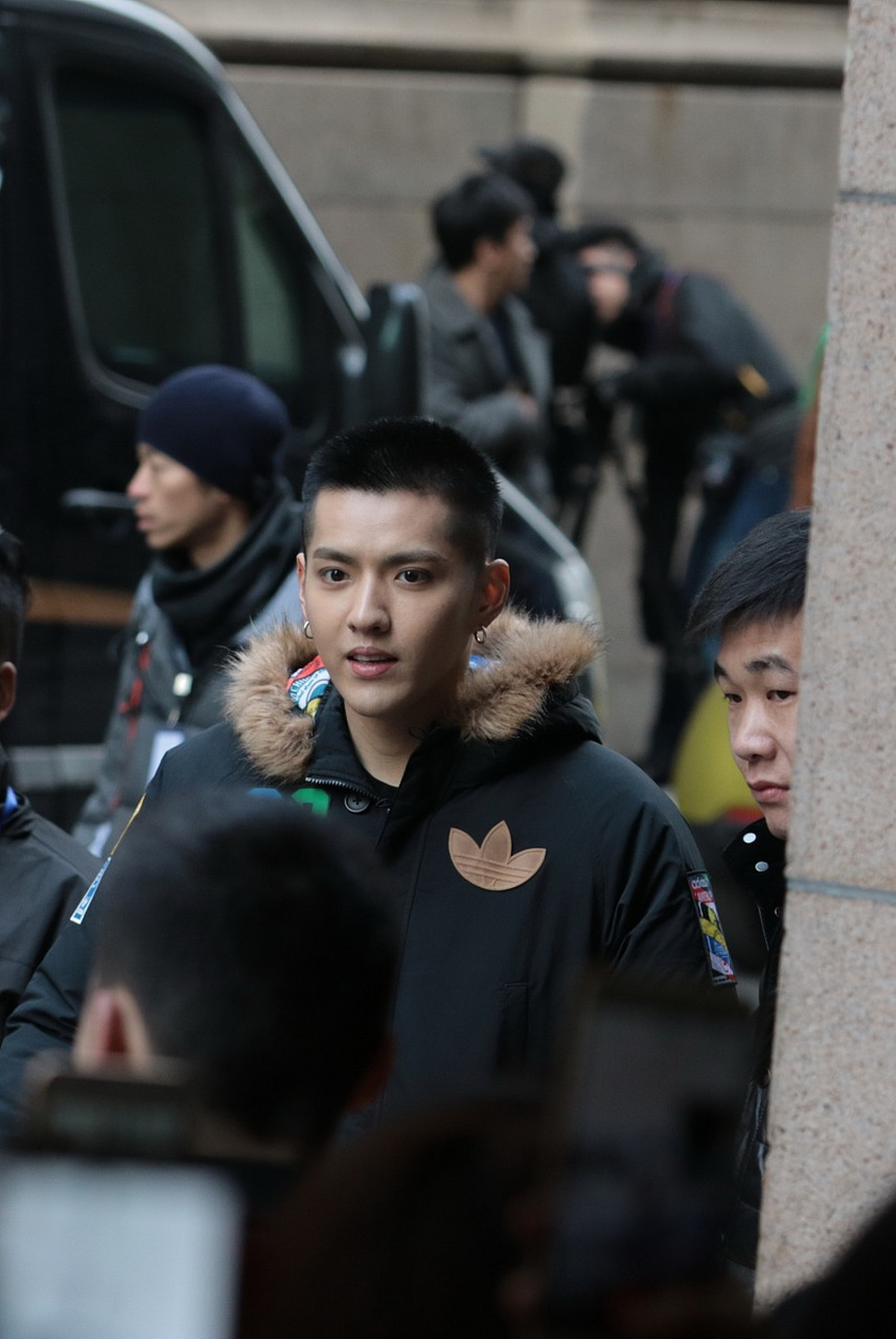 2020年,17岁的都美竹,被吴亦凡带到家中喝酒,几杯鸡尾酒,就让她不省