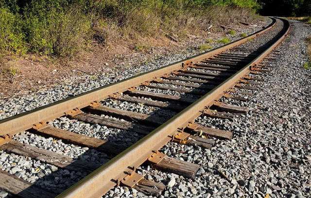 火车铁轨容易生锈,为什么不采用不锈钢?很多人都想不通