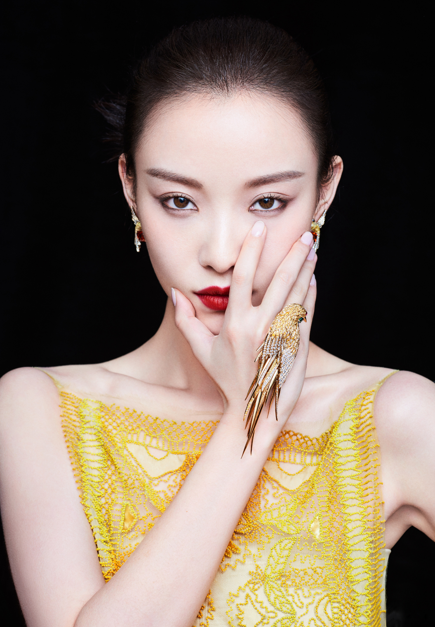 倪妮珠宝大片更新,烟熏妆大红唇,v领上衣更显迷人