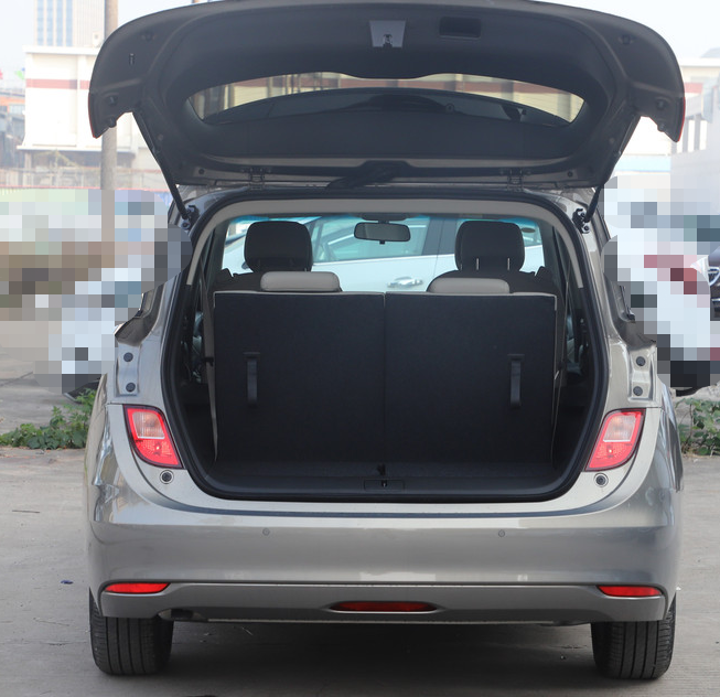 别克gl6这款车型的后备箱空间有点小,不过是可以勉强接受,小编建议