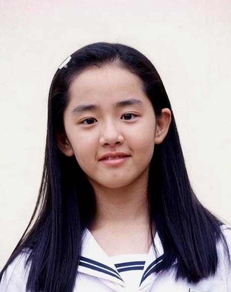 29岁韩国女星文瑾莹(文根英),曾出演《蓝色生死恋》宋慧乔年轻时期"小