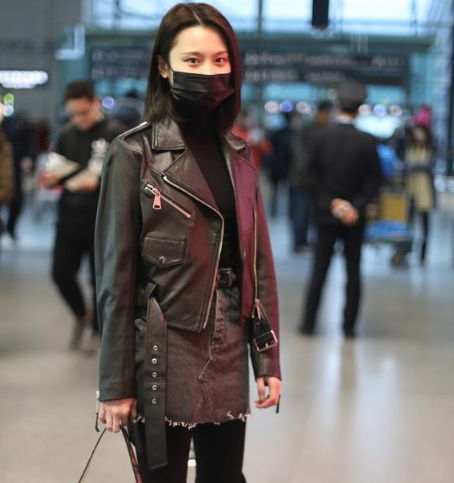 张慧雯皮衣配短裙现身虹桥机场,歪头眯眼笑超迷人!