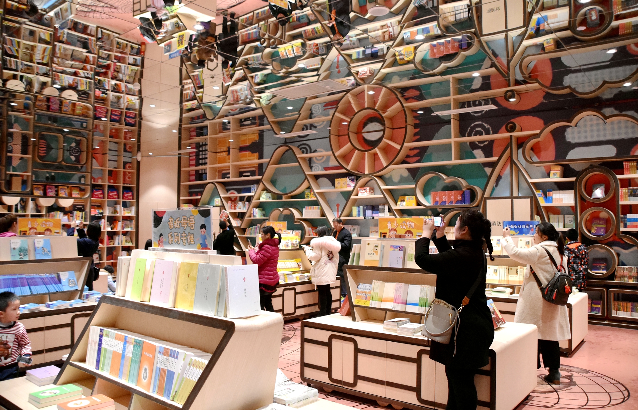 重庆新晋网红书店,游人排队两小时打卡拍照