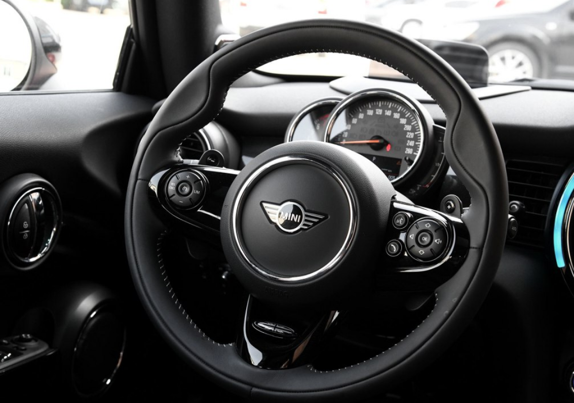 小姐姐们的最爱,mini 2018款 2.0t cooper s 艺术家,方向盘