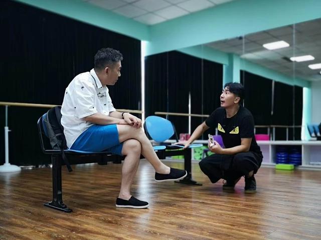 马小川打着爷爷马三立旗号办相声社,为何又改行做话剧制作人?