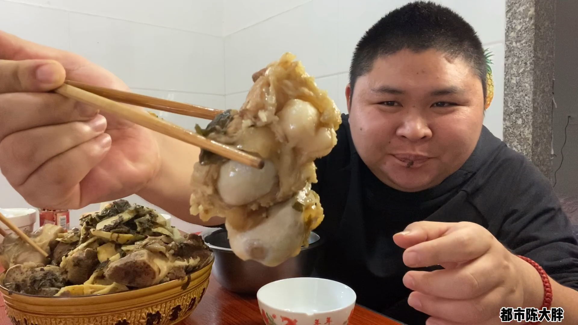 大骨炖春笋,大胖买了120块钱大骨炖一大盆春笋吃到爽