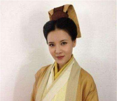 定逸师太死前把掌门之位传给令狐冲,但为何不告诉他仇人是岳不群