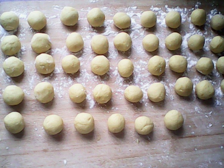 把面团搓成小丸子,如果太粘手可以用点手粉