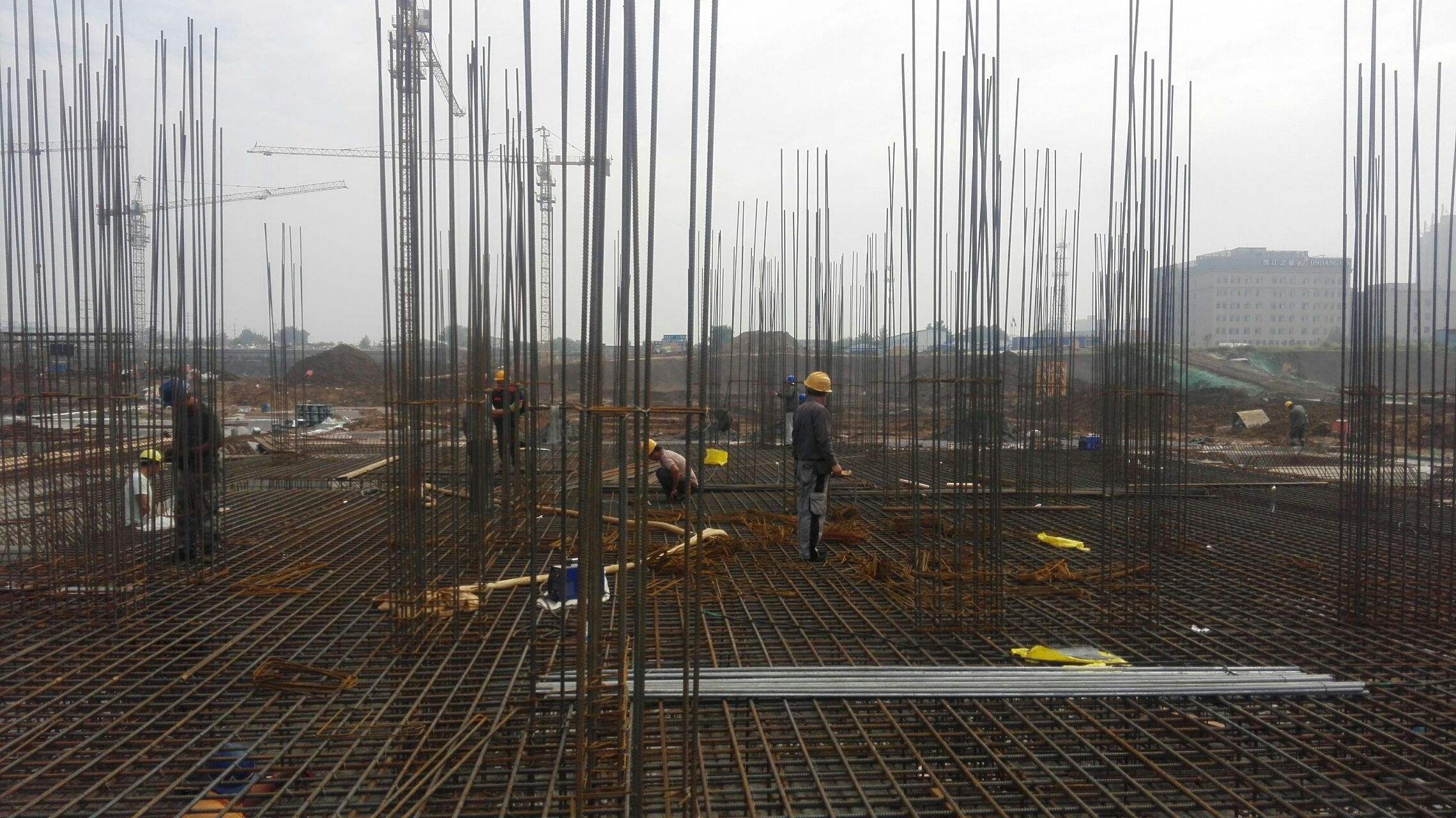 别再调侃工作是"搬砖"了,真正搬砖的辛苦你很难想象