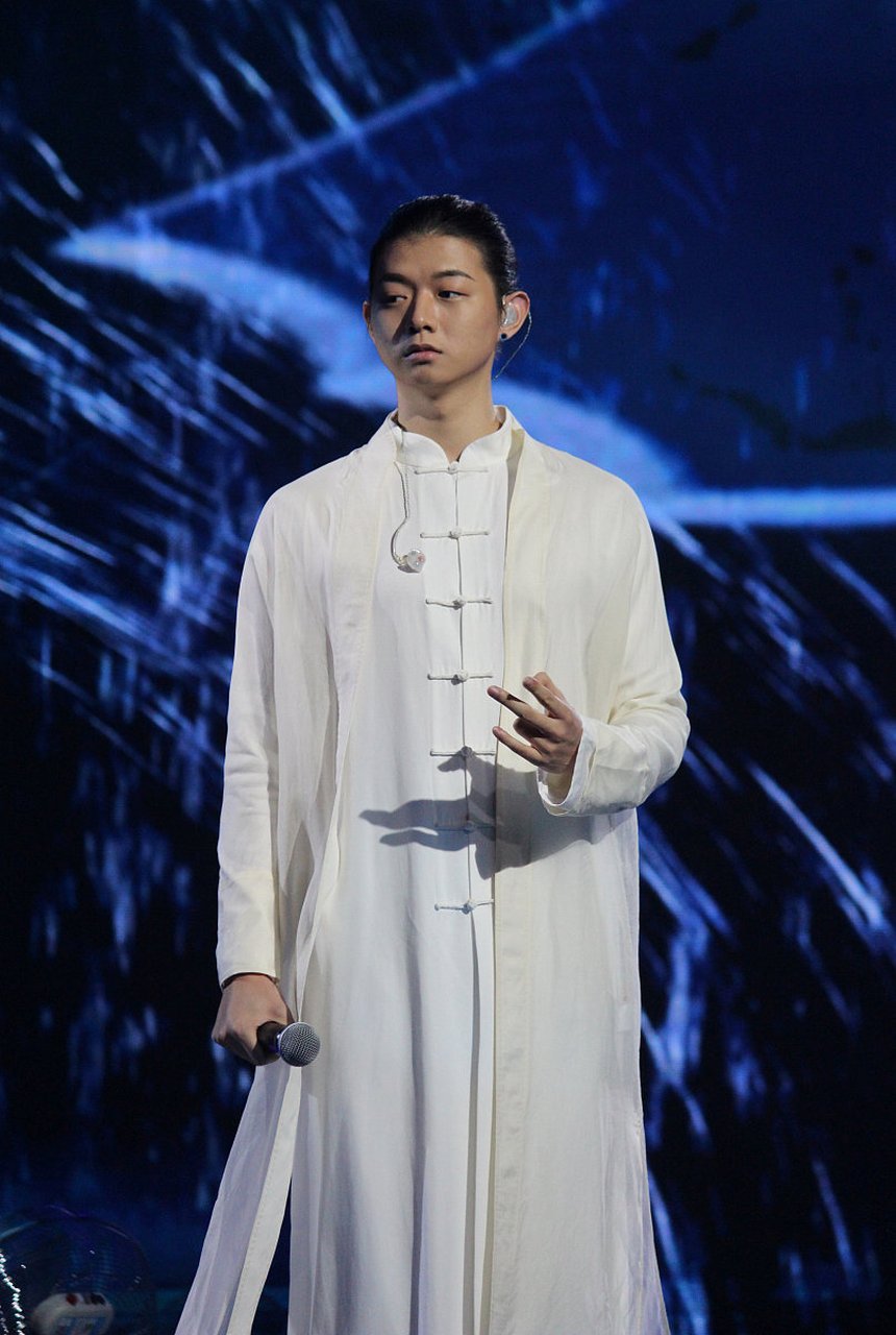 5月16日,霍尊在社交平台晒出了自己跟女友的合照,高调地官宣了恋情,并