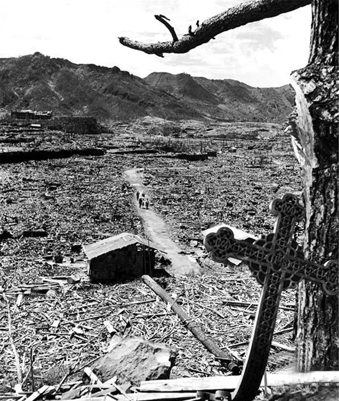 老照片:1945年9月,长崎,十字架被原子弹爆炸炸出了大教堂,从这里可
