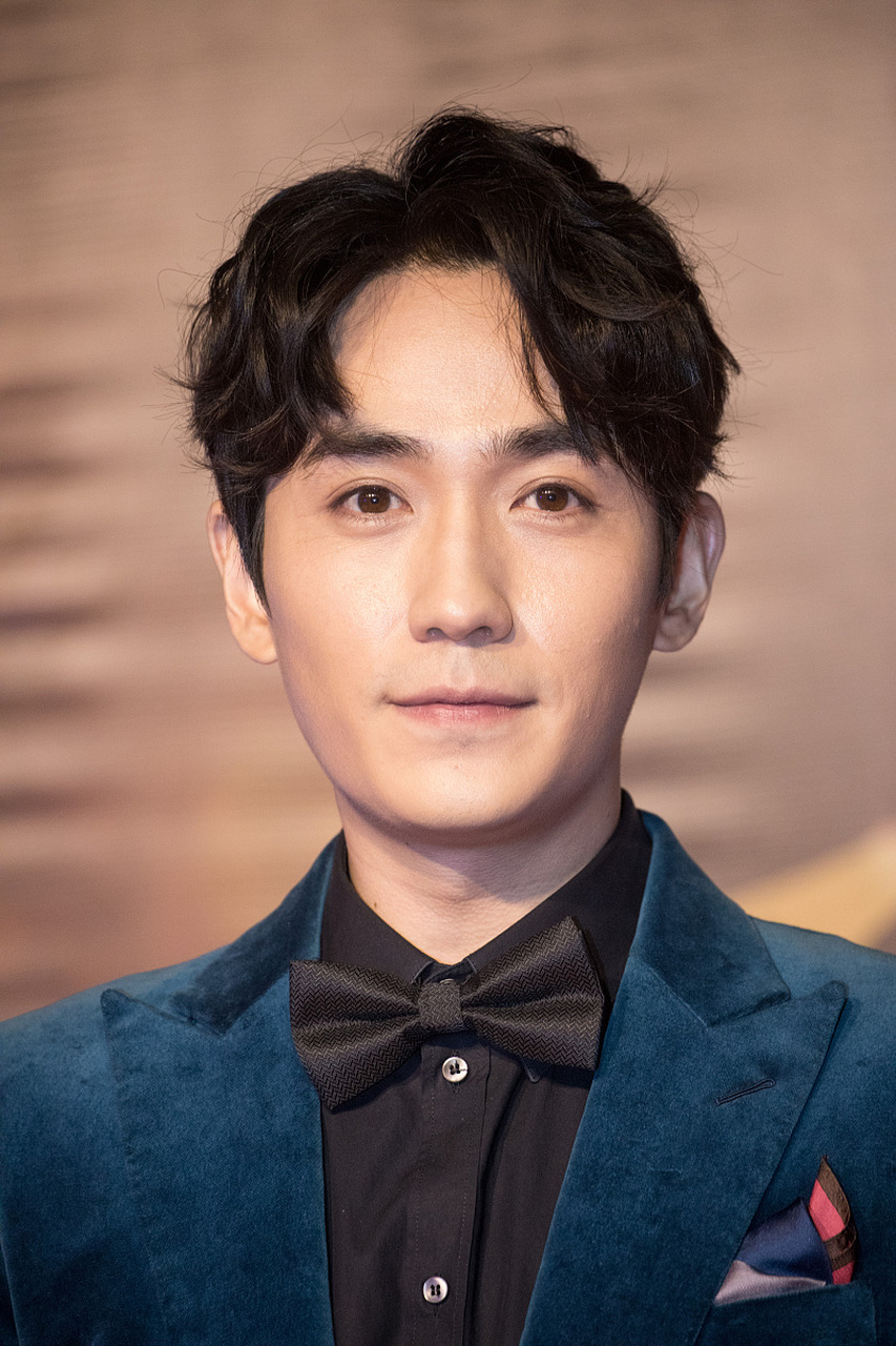 有个热搜是说朱一龙每年不一样,粉丝是夸他为了电影千人千面,塑造了不