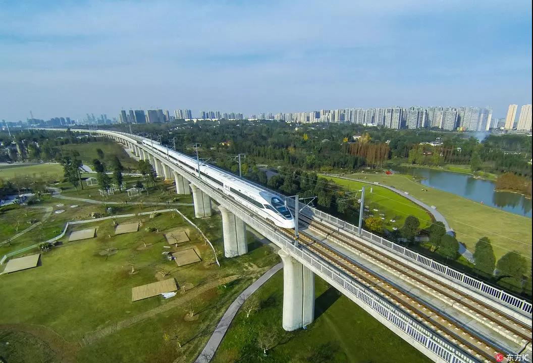 双城记①:一年2300多万人,在这条高铁动脉上感受双城生活