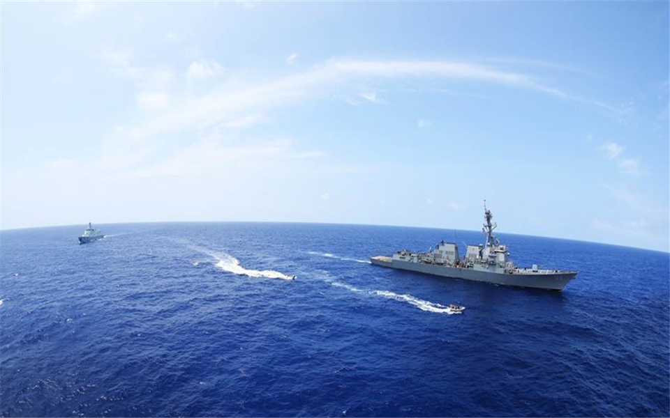 中美军舰太平洋相遇,最近时仅457米,美军为何突然转向?
