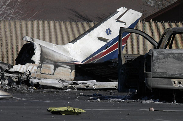 美国一天内发生两起空难,飞机失控冲向地面,机上6人全遇难
