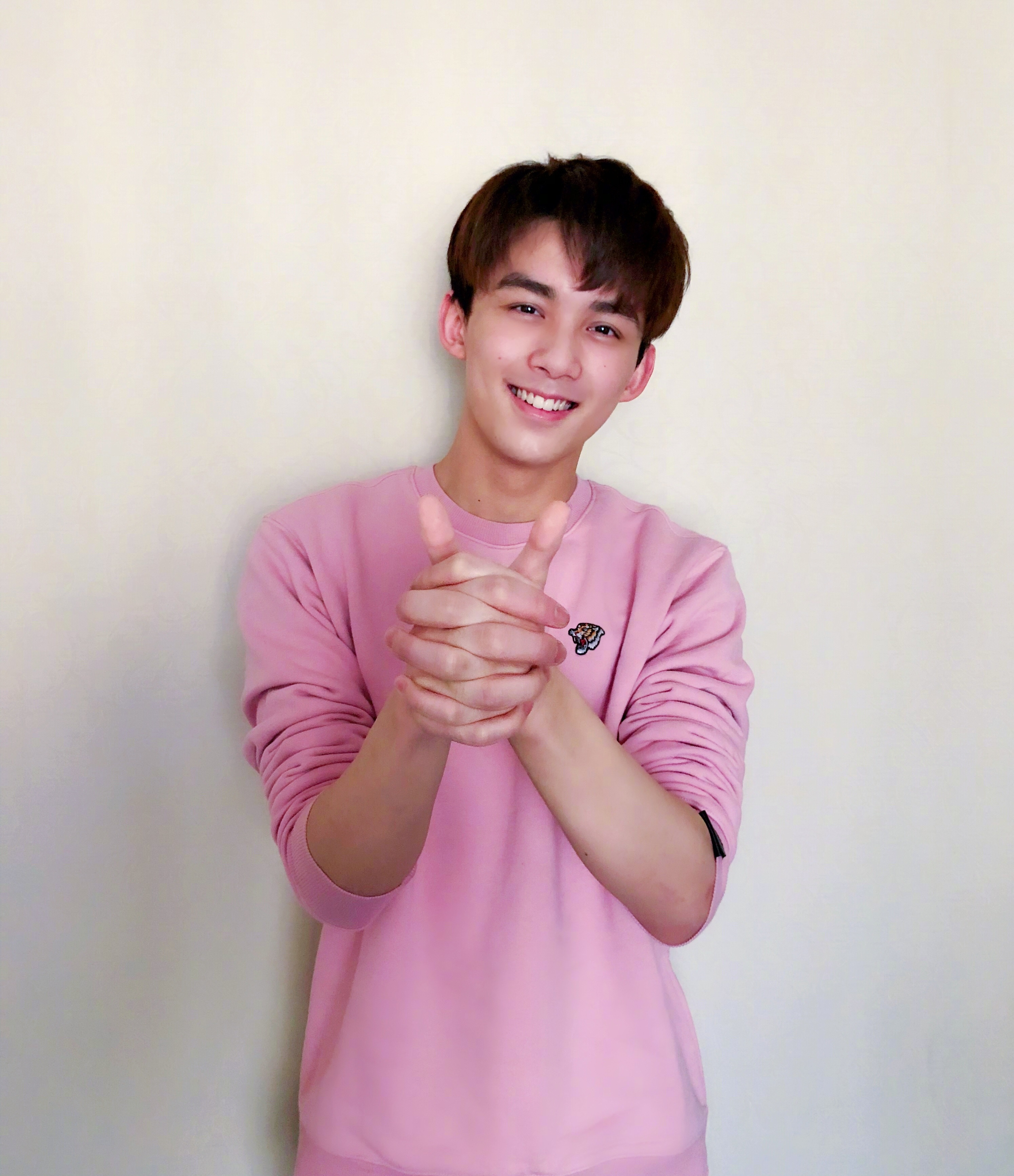 19岁吴磊穿粉色毛衣,本以为会辣眼睛,没想到帅气又青春阳光