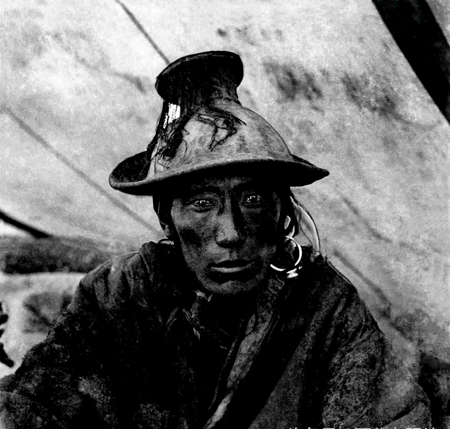 老照片:这组藏人群像,堪称中国人类学影像的先驱之作!