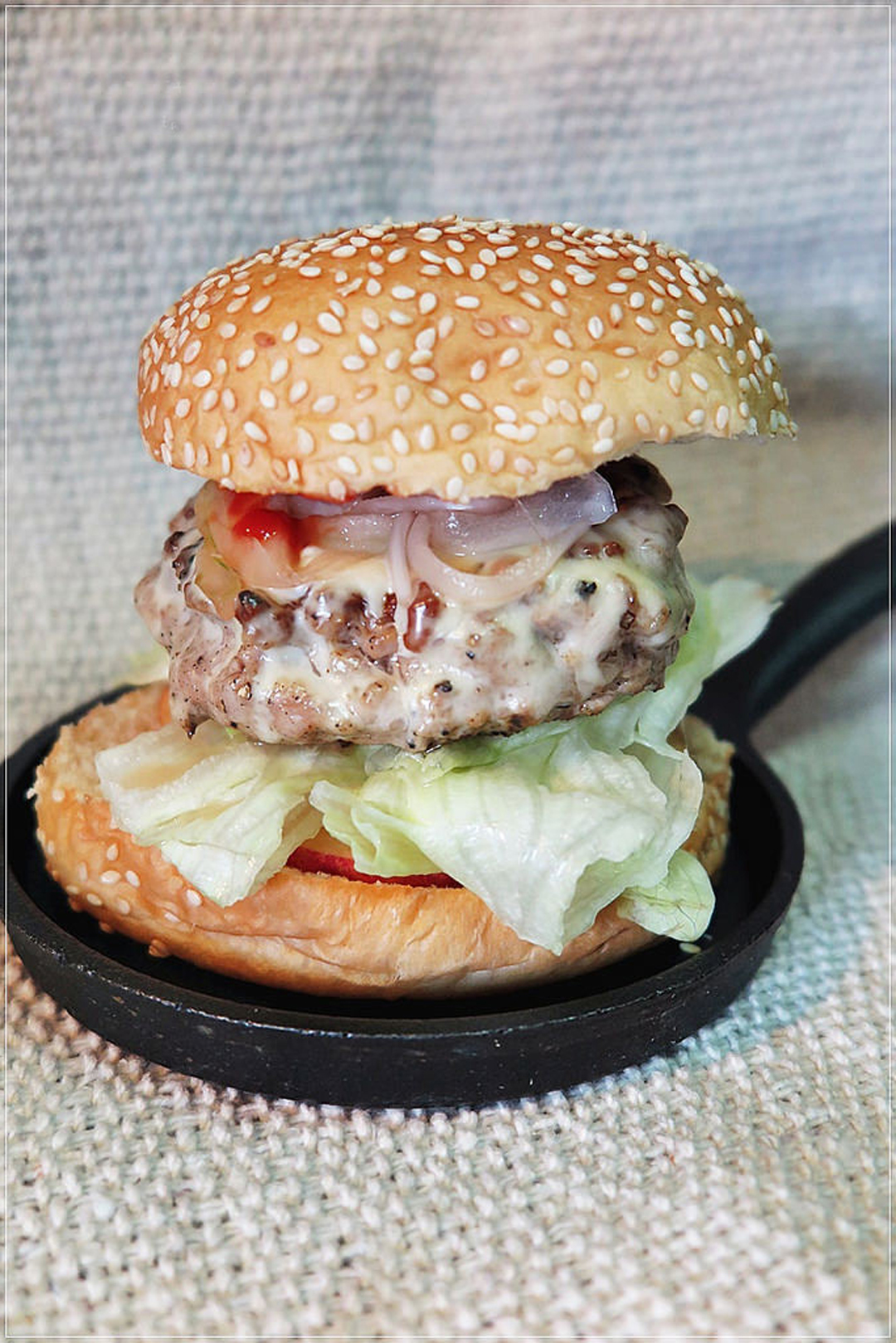 张大嘴咬一口厚实多汁的肉堡排,这等满足享受真不是