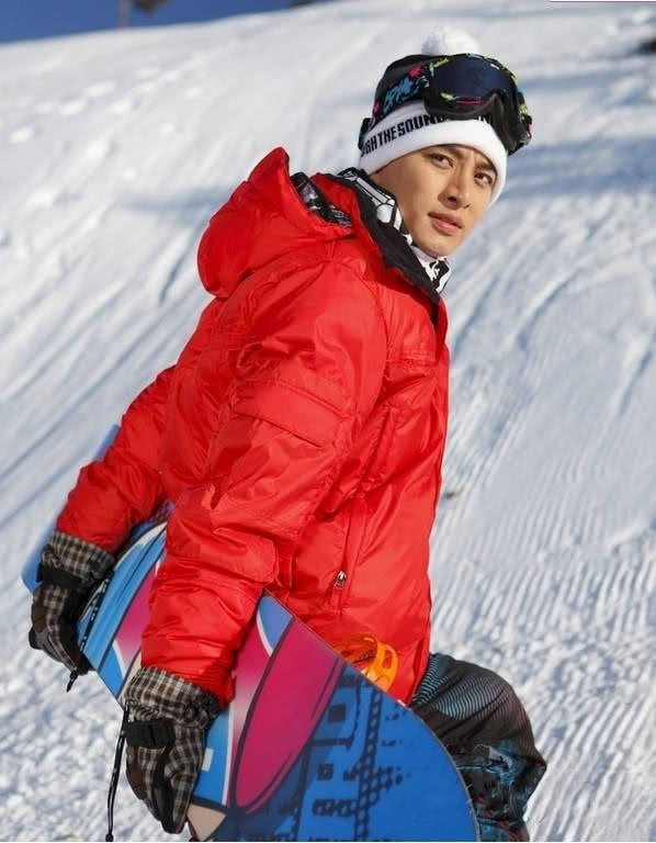 疑贾乃亮视角李小璐与甜馨的滑雪照,母女俩穿粉色滑雪服超可爱