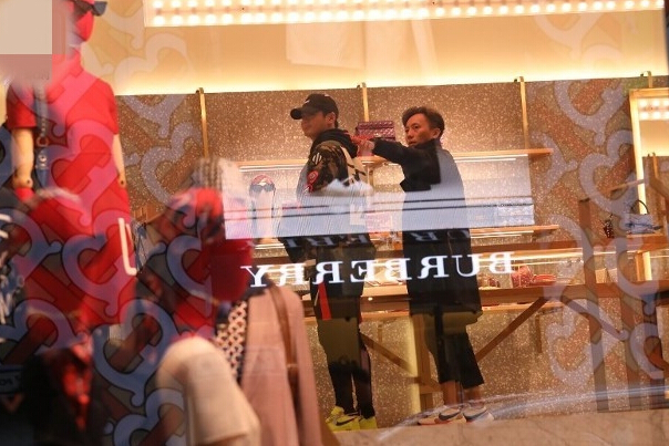 罗仲谦为杨怡豪购六位数名牌包 努力造人盼生猪宝宝