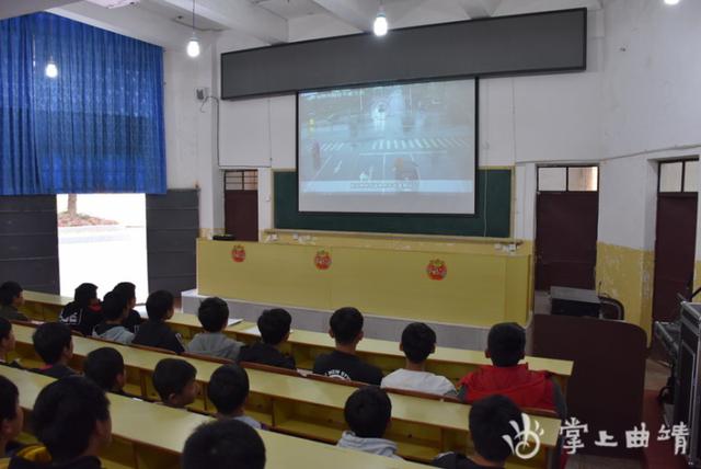 师宗交警走进彩云中学开展"假前"交通安全宣传活动