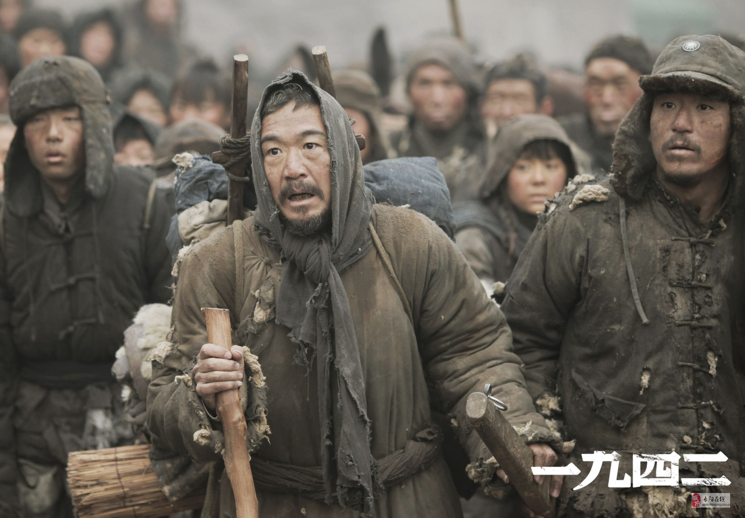 《一九四二》感受这个世界时,我们的情怀往往是悲悯的