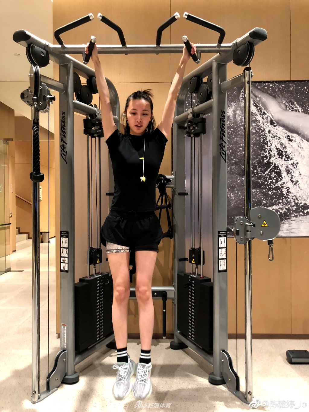 王思聪女友艺人陈雅婷经常在自己的微博上晒健身照,并告诫自己"懒 是