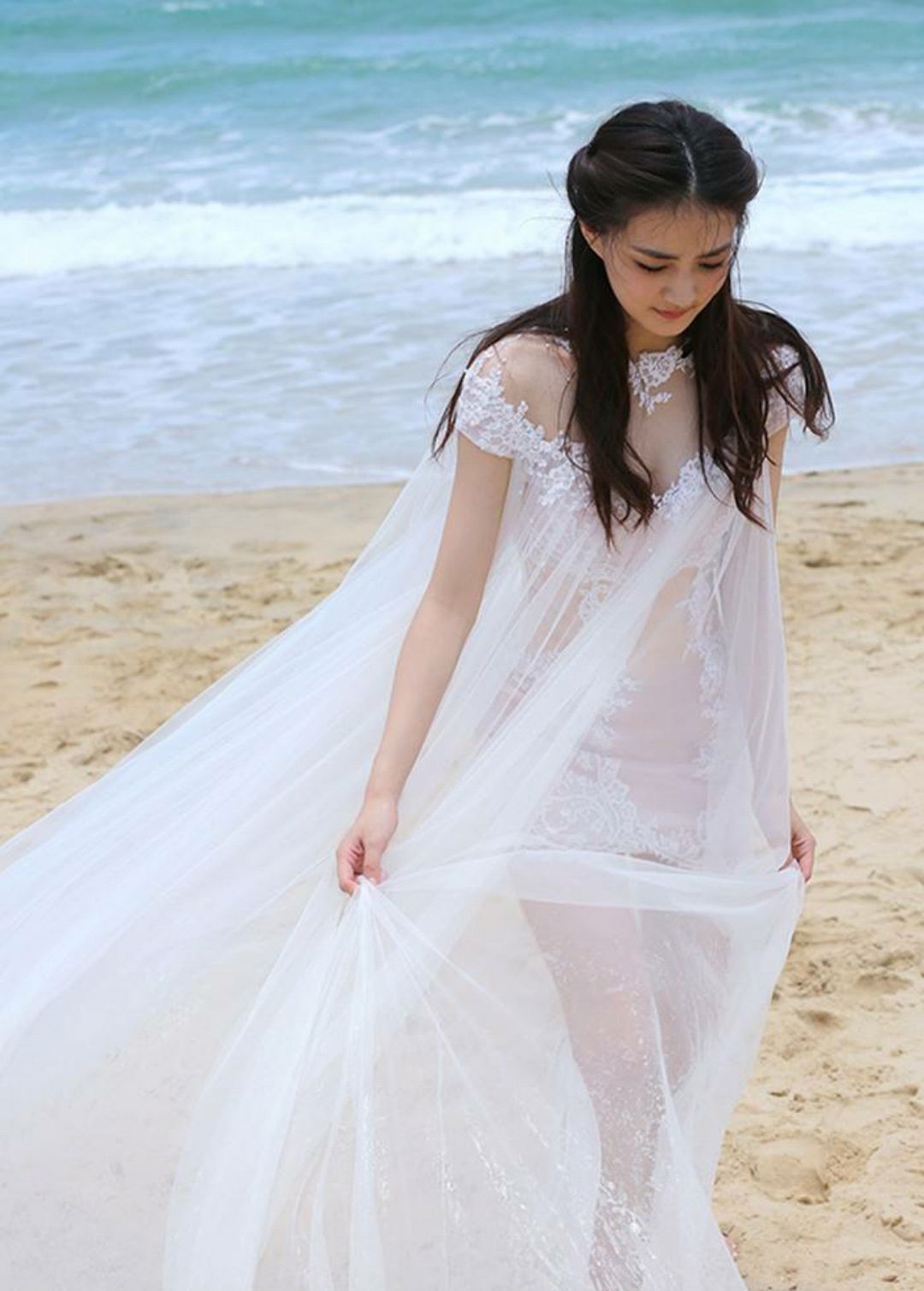 徐璐:徐璐身穿一件白色透视装的纱裙,披着秀发在海边走着,完美的身材
