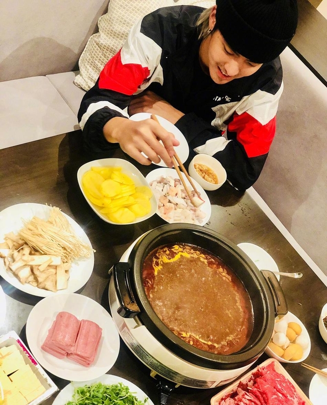 吴亦凡吃火锅不吃香菜 撞色外套新潮小胡茬男人味足