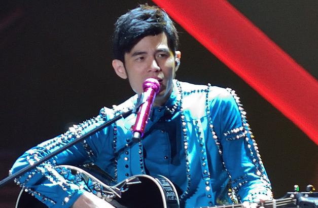 周杰伦:他热爱音乐,工作态度认真,用一把吉他写出一首走心旋律