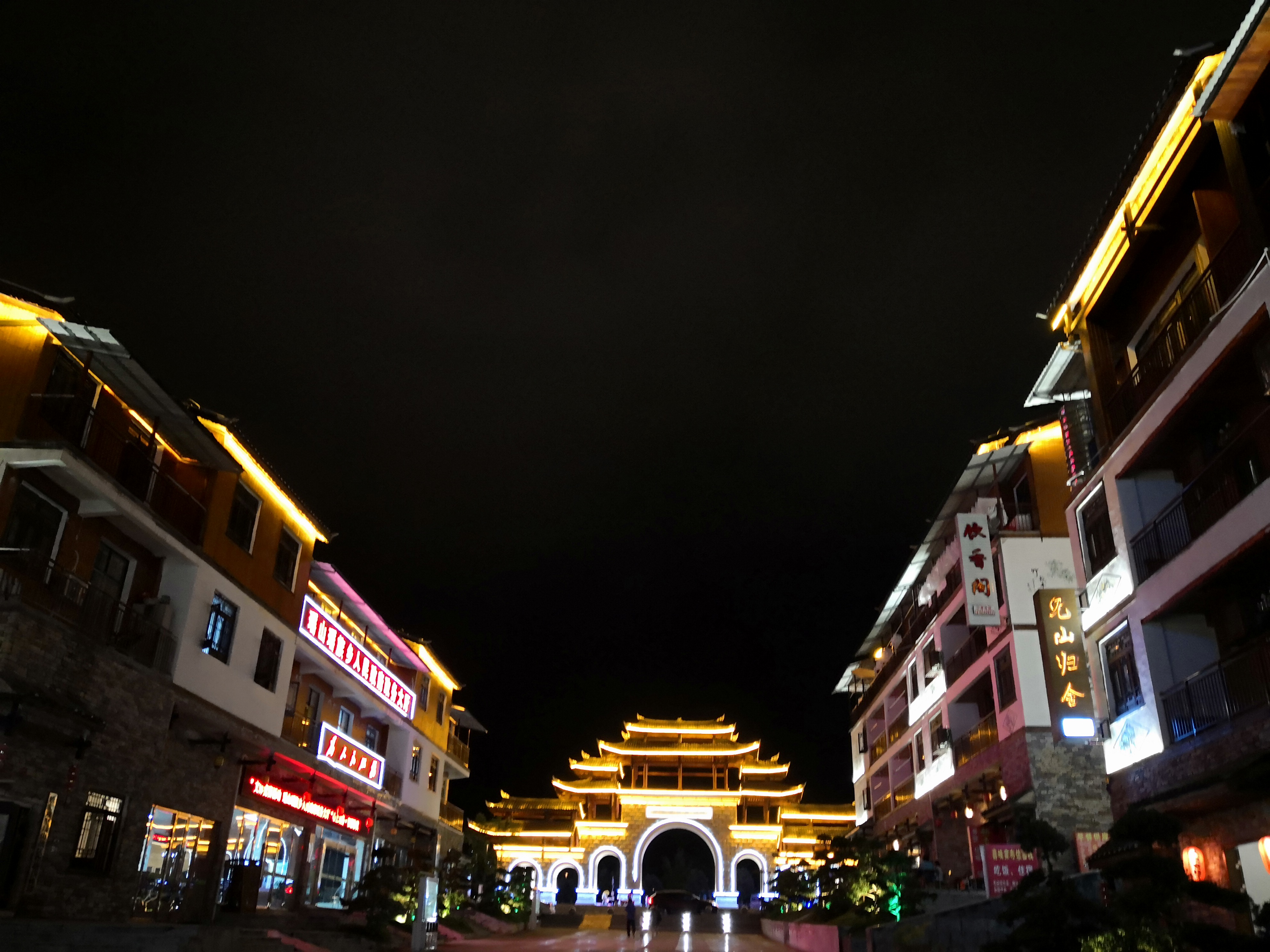 贵州省黔南州荔波县小七孔风景区梦柳布依风情小镇迷人的夜色