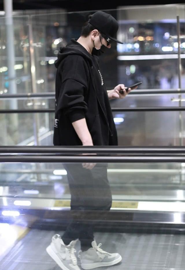 湖南台主持人钱枫走机场,穿运动外套搭束腿裤,身材圆滚滚好可爱