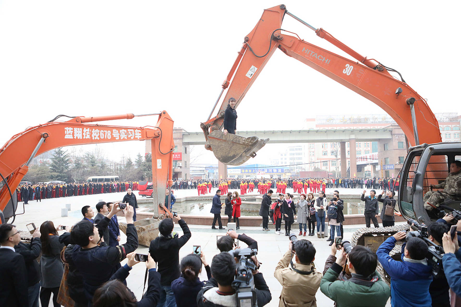我在蓝翔苦修两年,然后转到新东方实习两年,最后在大学里刻苦学习两年