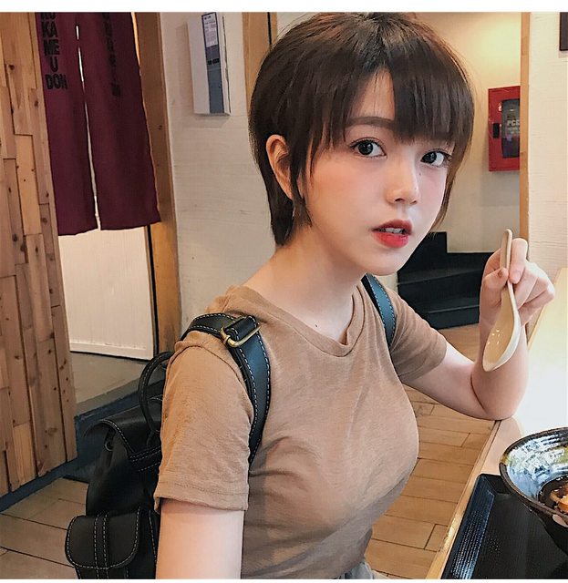 越南短发女大生美到让大家对越南改观,网友大暴动