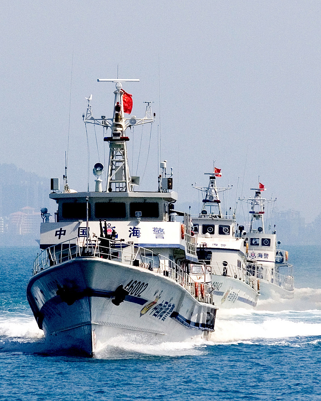 菲律宾海岸警卫队的补给船被打得这么惨,挡风玻璃碎