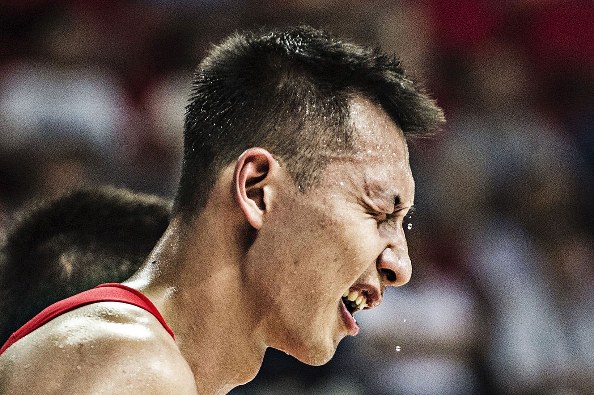 在篮球场上,赵继伟的运球,传球和投篮都展现出了他出色的技巧和敏锐的