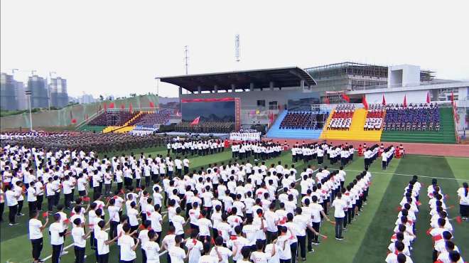 [图]很多人列队一起为祖国歌唱，太喜欢这振奋人心的歌声了！