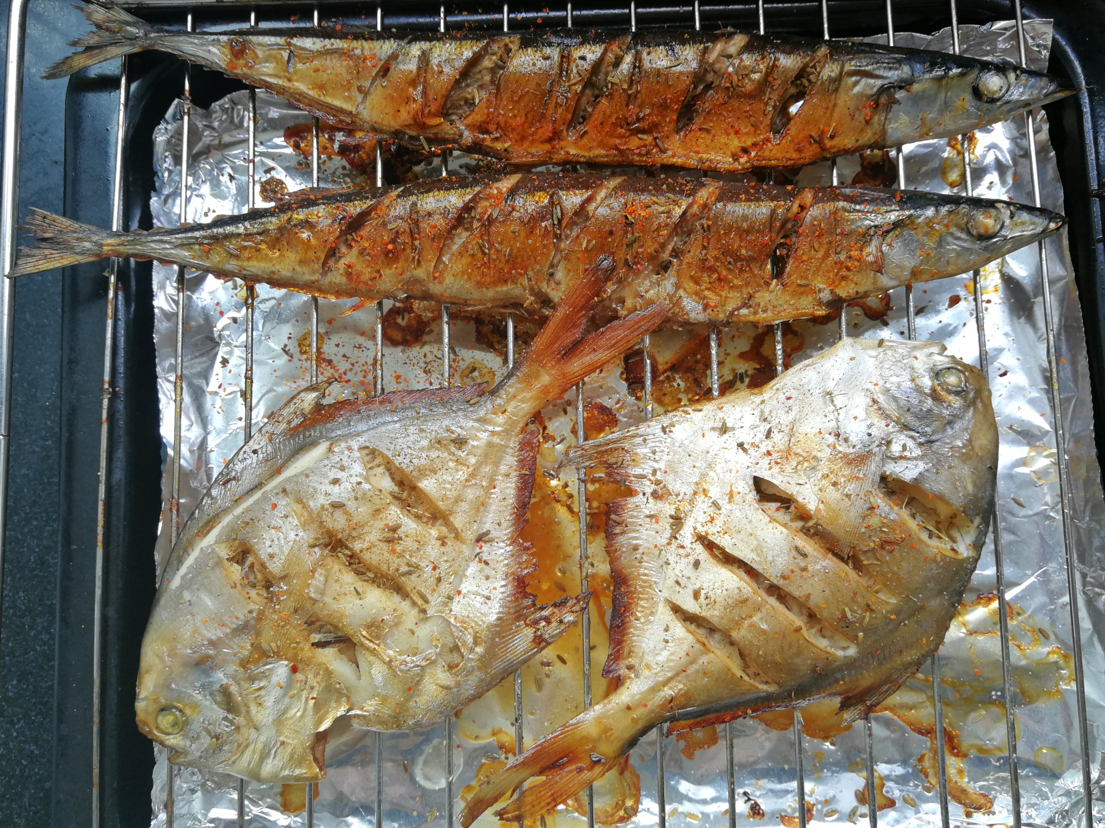 夏天,这两种海鱼烤着吃才过瘾,香辣入味,肉多刺少,好吃不油腻