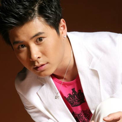 伊扬迷上了网络游戏,那时候是网络游戏刚刚兴起的时候,伊扬一玩就上瘾