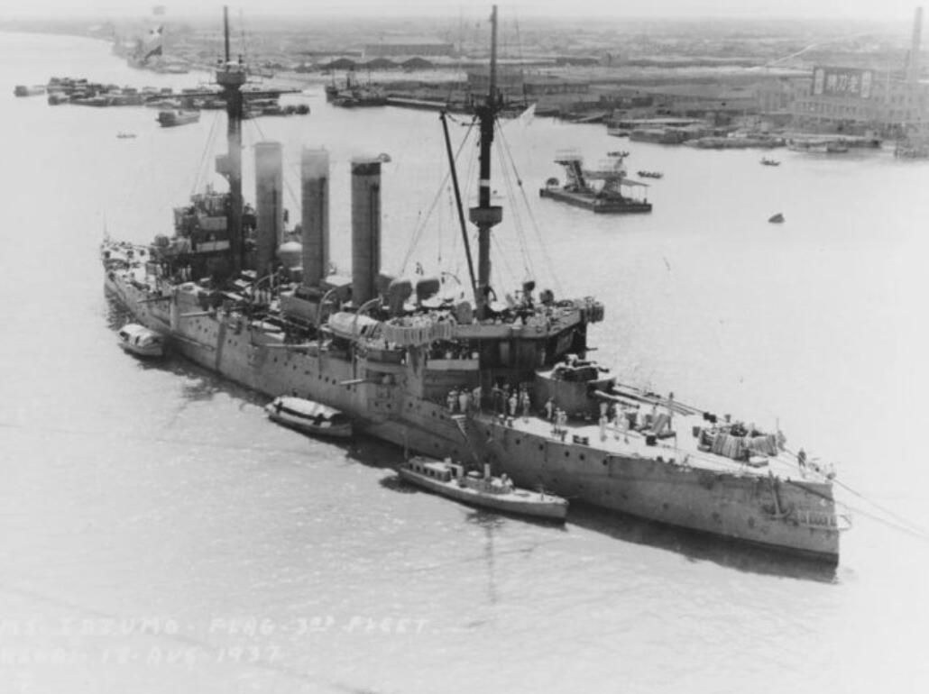 老照片:淞沪激战之时,在黄浦江上满旗庆祝的美国军舰