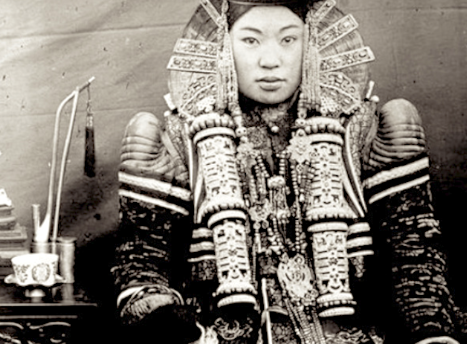 清代漠北蒙古族 形似牛角的喀尔喀妇女头饰