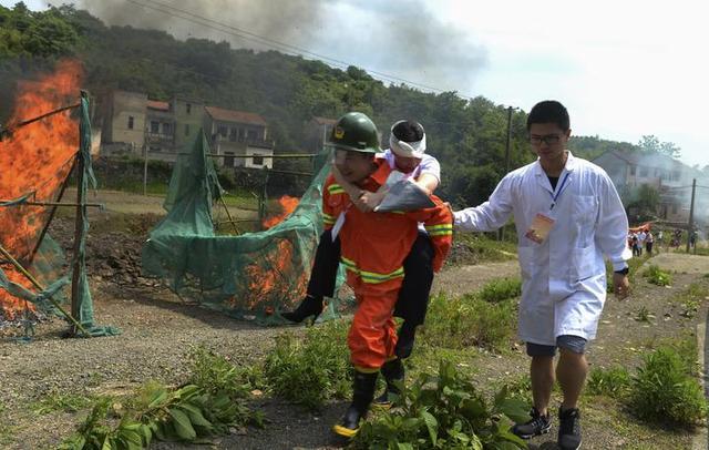 10分钟生死时速 嵊州专职消防火海中勇救被困群众
