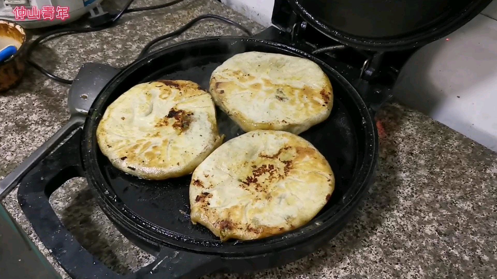 晚上老妈做了猪肉大葱馅的肉饼,小伙儿一下吃了三个,真香啊
